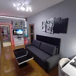 APARTAMENT VENGE -CAŁE MIESZKANIE 46m2 NA WYŁĄCZNOŚĆ - Z JEDNĄ SYPIALNIĄ I JEDNYM SYPIALNO-SALONEM -3 PIĘTRO BEZ WINDY- REZERWACJA BEZ KARTY KREDYTOWEJ-KLIMATYZACJA-NETFLIX-2 ŁÓŻECZKA DZIECIĘCE-ŚNIADANIE XXL 30zł